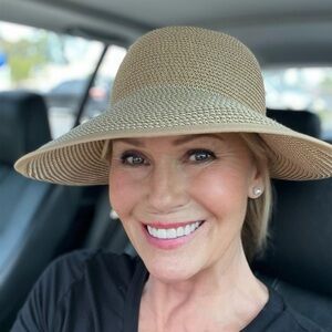 Meet your Posher, Deena louise